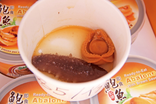 5美元一份的鮑魚海參餐，許多游人買來邊走邊吃。（美國《世界日報(bào)》／記者李晗 攝影）