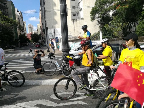 隊伍中的83歲老人家。圖片取自中國駐圣保羅總領館