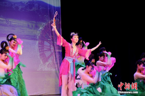 當(dāng)?shù)貢r(shí)間2月26日晚，中國農(nóng)歷正月十一，在離卡爾·馬克思故居咫尺之遙的德國特里爾市“歐羅巴大廳”劇場，一場別致的中國春晚上演。圖為舞劇《月上賀蘭》。<a target='_blank' >中新社</a>記者 彭大偉 攝