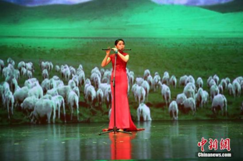 資料圖：2月19日晚，2018年“文化中國·四海同春”大型慰僑演出在泰國清邁舉行，為當(dāng)?shù)厝A僑華人及民眾獻(xiàn)上一場富有中國特色的新年“文化大餐”。圖為笛子獨奏《牧民新歌》。 <a target='_blank' >中新社</a>記者 王國安 攝