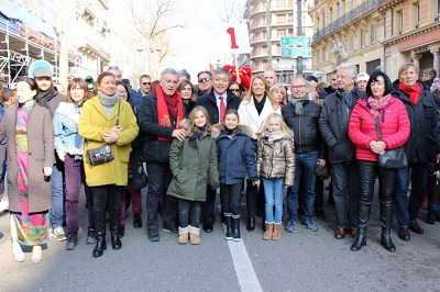 朱立英總領(lǐng)事、羅阿達(dá)副市長(zhǎng)和貝爾納斯科尼區(qū)長(zhǎng)率隊(duì)游行