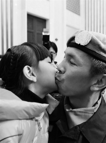 韋梓萱跟爸爸韋益毅。本報(bào)記者 魏志陽(yáng) 胡元勇