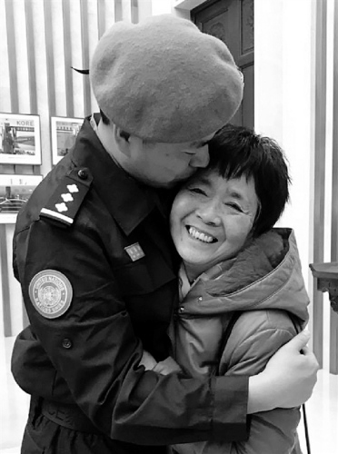 韓卓琦和媽媽。陳雷 攝