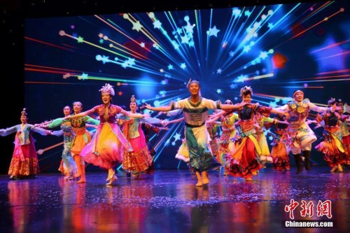 資料圖：02月19日晚，2018年“文化中國·四海同春”大型慰僑演出在泰國清邁舉行，為當(dāng)?shù)厝A僑華人及民眾獻(xiàn)上一場富有中國特色的新年“文化大餐”。圖為舞蹈《一路風(fēng)情嘉年華》。 <a target='_blank' >中新社</a>記者 王國安 攝
