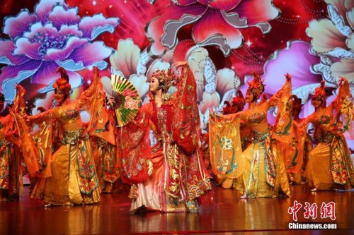 資料圖：2月19日晚，2018年“文化中國·四海同春”大型慰僑演出在泰國清邁舉行，為當(dāng)?shù)厝A僑華人及民眾獻(xiàn)上一場富有中國特色的新年“文化大餐”。圖為舞蹈《貴妃醉酒》。 <a target='_blank' >中新社</a>記者 王國安 攝