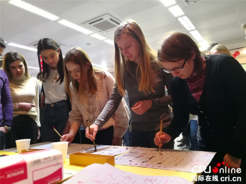 一筆一劃寫字的學(xué)生們