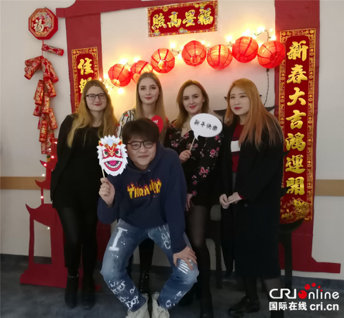 各國學(xué)生在春聯(lián)前留個影