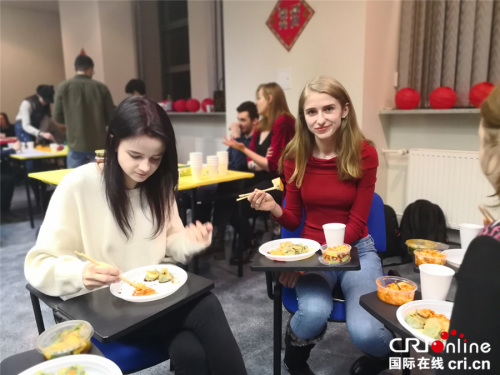 幾位女學(xué)生筷子用得很溜