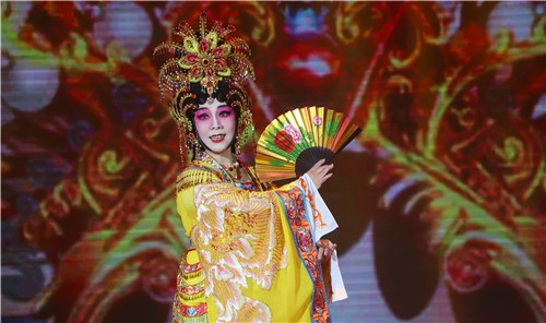 圖為粵劇名宿倪惠英老師的《貴妃醉酒》讓觀眾領略傳統(tǒng)戲曲的魅力。(韓輝 攝)