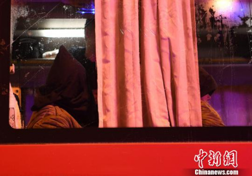 民警押解犯罪嫌疑人回長春?！埇?攝