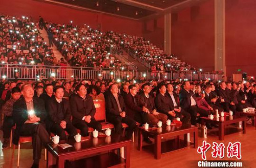 中國僑聯(lián)“親情中華”慰僑演出2月28日晚在“炎帝故里”山西晉城高平上演?！罱苡?攝