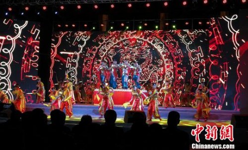 中國僑聯(lián)“親情中華”慰僑演出2月28日晚在“炎帝故里”山西晉城高平上演。　楊杰英 攝