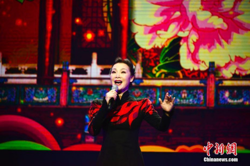 2018“文化中國·四海同春”慰僑演出2月28日晚在巴黎會(huì)議宮舉行，為旅法僑胞送上春節(jié)的文化大餐。能容納4000多人的劇場座無虛席，演員們的精彩演出博得滿堂喝彩。圖為國家一級演員呂薇演唱《那就是我》。 <a target='_blank' >中新社</a>記者 龍劍武 攝