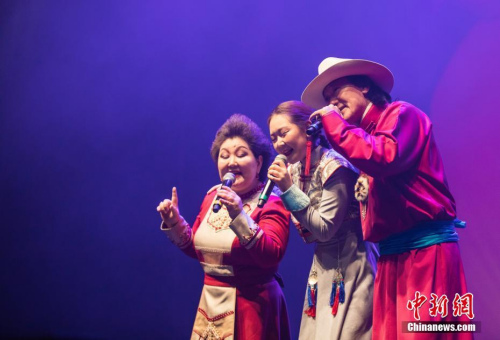 2月28日晚，“文化中國·四海同春”澳大利亞首站演出在墨爾本舉行。圖為布仁巴雅爾一家演唱歌曲《吉祥三寶》。 <a target='_blank' >中新社</a>發(fā) 苗丹青 攝