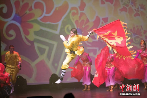 2月28日晚，“文化中國·四海同春”澳大利亞首站演出在墨爾本舉行。圖為河南嵩山少林寺武僧團現(xiàn)場表演。 <a target='_blank' >中新社</a>發(fā) 苗丹青 攝