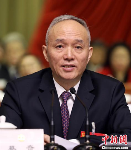1月30日，中共中央政治局委員、北京市委書記蔡奇提出，要緊緊圍繞首都改革發(fā)展穩(wěn)定需要，加強(qiáng)重點(diǎn)領(lǐng)域立法，以良法促進(jìn)發(fā)展、保障善治；要拓寬和暢通社情民意表達(dá)和反映渠道。當(dāng)日，北京市第十五屆人民代表大會第一次會議閉幕。圖為蔡奇講話。<a target='_blank' >中新社</a>記者 戴冰 攝