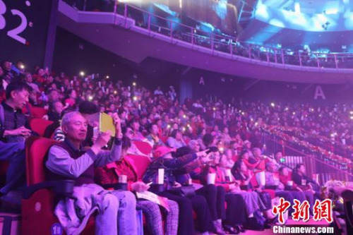 3月1日晚，“親情中華”慰?jī)S演出在昆明舉行。圖為出席晚會(huì)的歸僑僑眷代表觀看演出。韓輝 攝