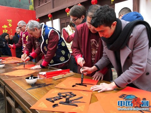 春節(jié)，是咱們中華民族最為盛大、熱鬧和最重要的傳統(tǒng)節(jié)日。46名來(lái)自希臘、美國(guó)、西班牙、加納、荷蘭等13個(gè)國(guó)家的國(guó)際友人來(lái)到浙江青田，一起感受“僑鄉(xiāng)中國(guó)年”。（青田宣傳部供圖）