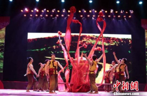 民俗舞蹈《轎子》閃亮登場(chǎng)，歡快的嗩吶、民間打擊樂和流行音樂融為一體，將太行老區(qū)人民結(jié)婚辦事的熱鬧場(chǎng)面完美呈現(xiàn)。山西省僑聯(lián)供圖