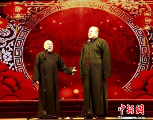 相聲《歡歌笑語(yǔ)》山西曲藝團(tuán)李勇、吳桐表演，詼諧幽默、雅俗共賞，極具地方特色，談笑風(fēng)生中將山西的歷史文化融入其中。山西省僑聯(lián)供圖