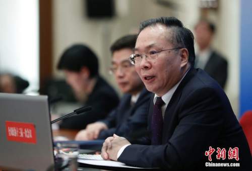 3月2日，全國政協(xié)十三屆一次會議新聞發(fā)布會在北京人民大會堂一層新聞發(fā)布廳召開，大會新聞發(fā)言人王國慶向中外媒體介紹本次大會有關(guān)情況并回答記者提問。<a target='_blank' >中新社</a>記者 杜洋 攝