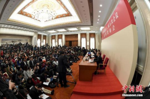 資料圖：2017年3月2日，全國政協(xié)十二屆五次會議新聞發(fā)布會在北京人民大會堂舉行，大會新聞發(fā)言人王國慶答中外記者提問。<a target='_blank' >中新社</a>記者 侯宇 攝 侯宇 攝