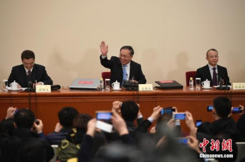 資料圖： 2017年3月2日，全國政協(xié)十二屆五次會議新聞發(fā)布會在北京人民大會堂舉行，大會新聞發(fā)言人王國慶答中外記者提問。<a target='_blank' >中新社</a>記者 韋亮 攝 韋亮 攝