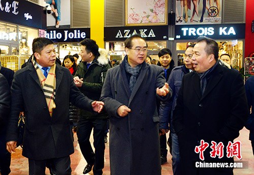 郭軍（中）考察位于巴黎北郊的大型華人貿(mào)易商城——巴黎時(shí)尚中心。<a target='_blank' >中新社</a>記者 龍劍武 攝
