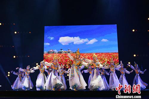 2018“文化中國·四海同春”慰僑演出2月28日晚在巴黎會議宮舉行，為旅法僑胞送上春節(jié)的文化大餐。 <a target='_blank' >中新社</a>記者 龍劍武 攝