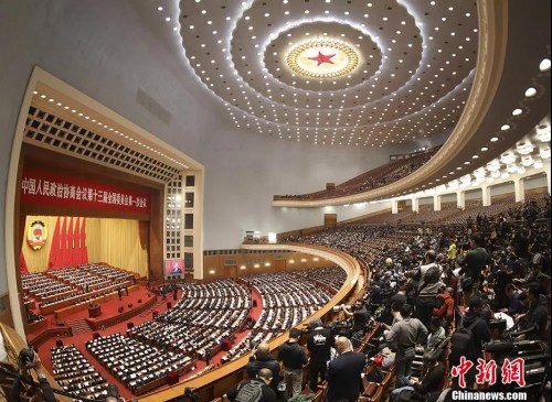 全國政協(xié)十三屆一次會議在北京人民大會堂開幕 　　<a target='_blank' >中新社</a>記者 泱波 攝