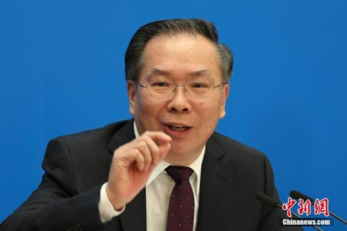 3月2日，全國政協(xié)十三屆一次會(huì)議新聞發(fā)布會(huì)在北京人民大會(huì)堂舉行，大會(huì)新聞發(fā)言人王國慶向中外媒體介紹本次大會(huì)有關(guān)情況并回答記者提問。<a target='_blank' >中新社</a>記者 泱波 攝