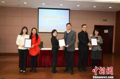 圖為上海市人社局（上海市外國專家局）簽發(fā)首批《外國高端人才確認(rèn)函》，用人單位代表領(lǐng)取確認(rèn)函