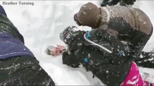 史奎谷滑雪場2日發(fā)生雪崩的現(xiàn)場，人們正在挖開積雪救人。(圖：取自推特)