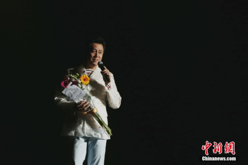 圖為中國著名歌唱家蔡國慶演唱《三百六十五個(gè)祝?！?。 <a target='_blank' >中新社</a>記者 曾靜寧 攝