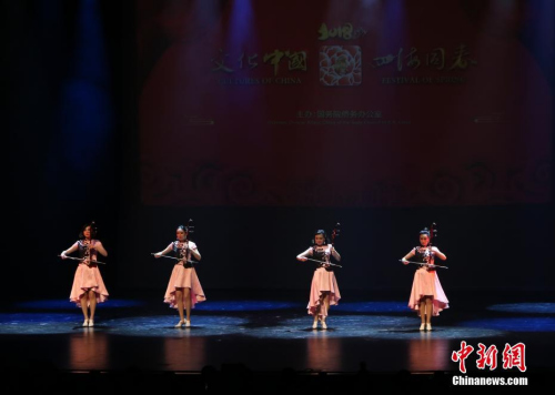 圖為中國東方演藝集團(tuán)（原東方歌舞團(tuán)）二胡演奏者表演《西班牙斗牛舞曲》。 <a target='_blank' >中新社</a>記者 曾靜寧 攝