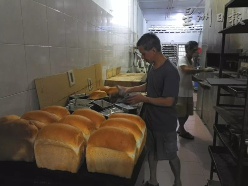 王氏兄弟每天在面包店里忙忙碌碌，為顧客烘焙出新鮮面包。(馬來(lái)西亞《星洲日?qǐng)?bào)》記者/李慧婷 攝)