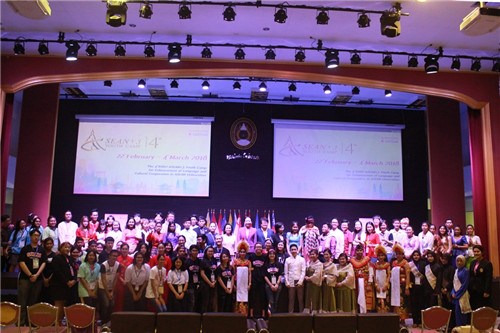 中國代表團(tuán)與部分東盟青年文化營成員合影留念