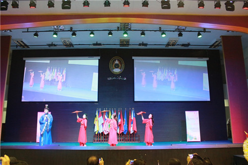 中國代表團(tuán)的歌舞表演令全場陶醉