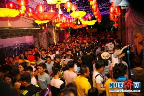 市民、游客一起踏古街、賞花燈，共慶歡樂佳節(jié)。　謝小茜 攝