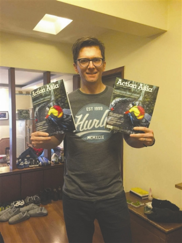 吉姆展示《行動(dòng)亞洲》雜志