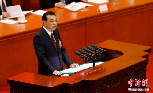 3月5日，十三屆全國人大一次會議在北京開幕。圖為國務(wù)院總理李克強作政府工作報告。<a target='_blank' >中新社</a>記者 杜洋 攝