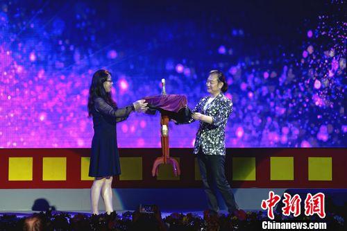 圖為中國雜技團(tuán)有“亞洲第一魔法王子”稱號的魔術(shù)師李寧(右)邀請觀眾一起表演《神奇魔法》。<a target='_blank' >中新社</a> 關(guān)向東 攝