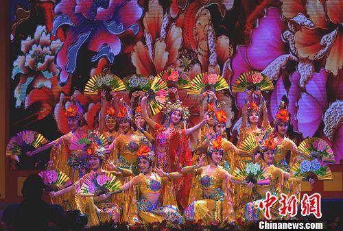 當(dāng)晚，來自中國歌劇舞劇院、前線文工團(tuán)、中央軍委政治工作部歌舞團(tuán)、中國雜技團(tuán)、中國聯(lián)合大學(xué)等中國著名演出團(tuán)體的演員們，演出了十五個(gè)精彩節(jié)目。圖為中國歌劇舞劇院表演的舞蹈《貴妃醉酒》。<a target='_blank' >中新社</a> 關(guān)向東 攝