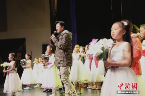 圖為演出彩排時，中國著名歌唱家蔡國慶與舊金山華人青少年齊唱《同一首歌》。 <a target='_blank' >中新社</a>記者 曾靜寧 攝