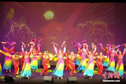 資料圖：“四海同春”歐洲團(tuán)獻(xiàn)藝曼徹斯特，帶來(lái)舞蹈《盛世歡歌》。 <a target='_blank' >中新社</a>記者 冉文娟 攝