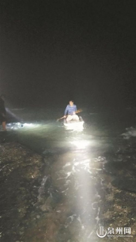 救援隊員用繩索將龔某連人帶船拉回來