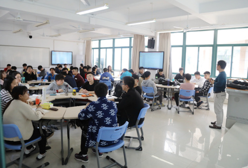 為改革教學(xué)方式，廈門校區(qū)啟用了“翻轉(zhuǎn)課堂智慧教室”，便于學(xué)生分組討論。