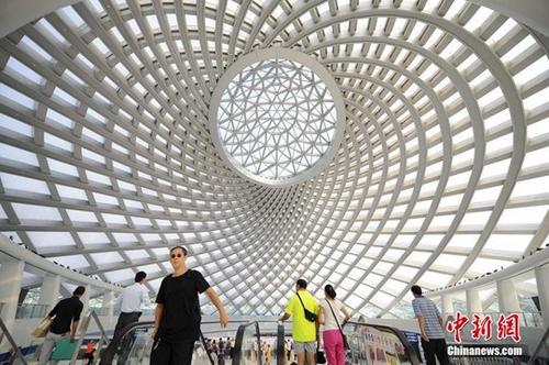 圖為2015年9月20日上午，京津城際鐵路首趟通往于家堡站的列車平穩(wěn)抵達(dá)，標(biāo)志著天津濱海新區(qū)商務(wù)核心區(qū)于家堡站正式投用。 <a target='_blank' >中新社</a>記者 佟郁 攝