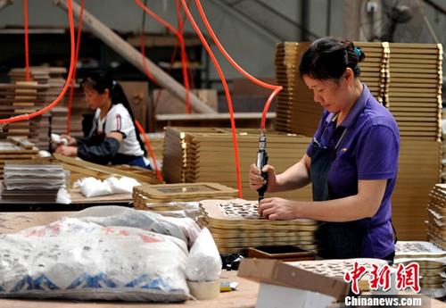 廈門一企業(yè)生產(chǎn)車間，工人正在流水線上作業(yè)。(資料圖片) <a target='_blank' >中新社</a>記者 張斌 攝