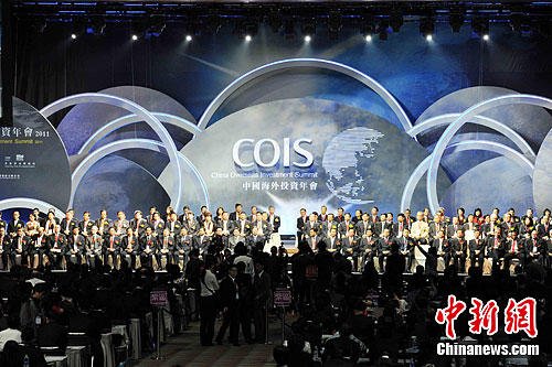 資料圖片：2017年11月15日，由香港中國(guó)商會(huì)主辦的首屆中國(guó)海外投資年會(huì)盛大開幕。為期兩天的年會(huì)以“全球資源重組與中國(guó)海外投資戰(zhàn)略”為主題，聚焦國(guó)家“走出去”的戰(zhàn)略。來(lái)自各界的千余位人士出席年會(huì)。<a target='_blank' >中新社</a>發(fā) 任海霞 攝